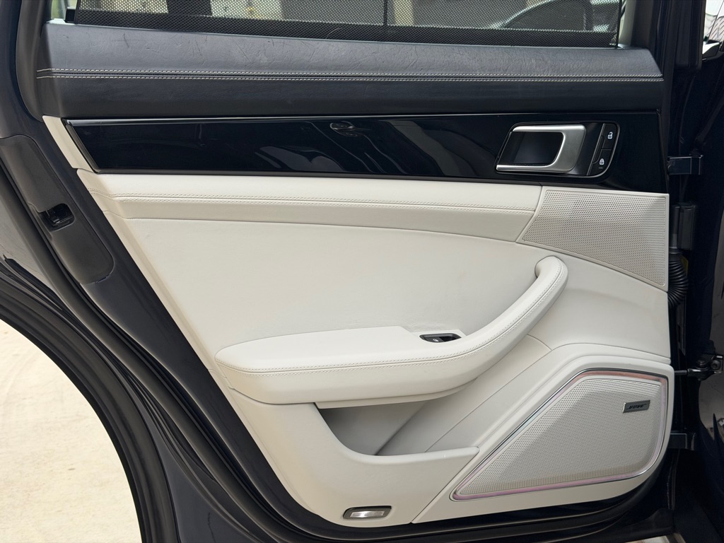 Photo 92 of this PORSCHE PANAMERA