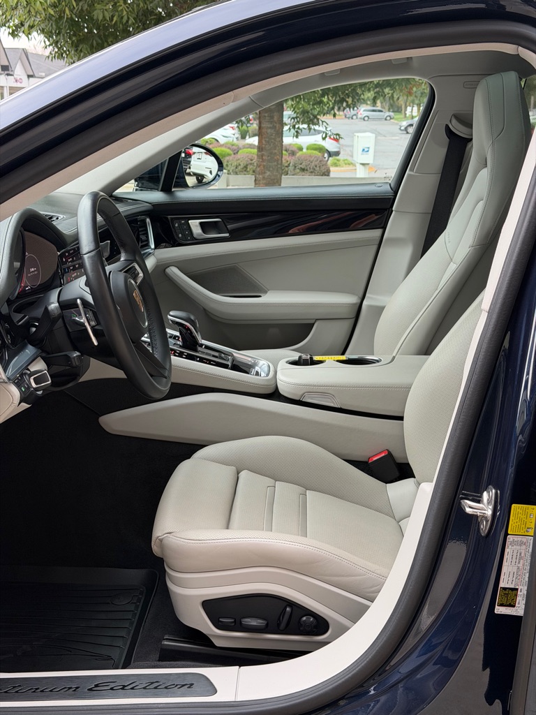 Photo 19 of this PORSCHE PANAMERA