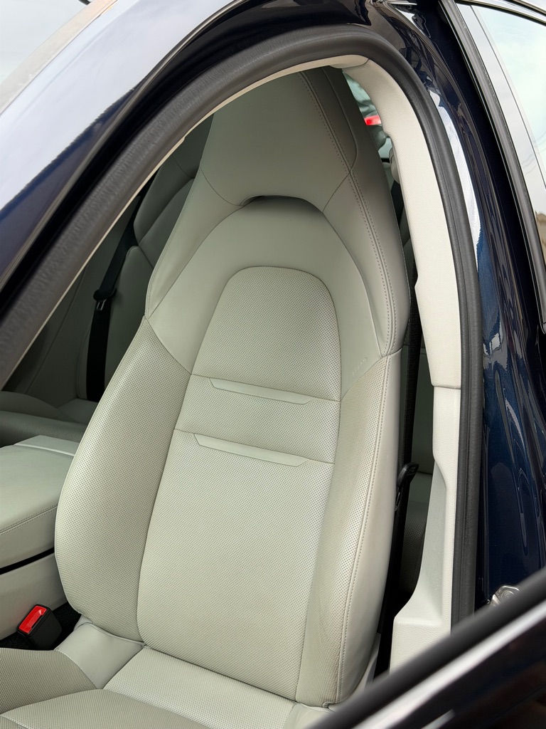 Photo 28 of this PORSCHE PANAMERA