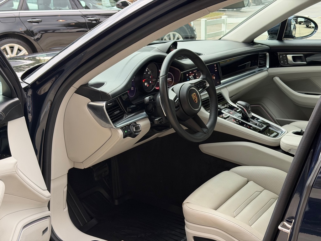 Photo 20 of this PORSCHE PANAMERA