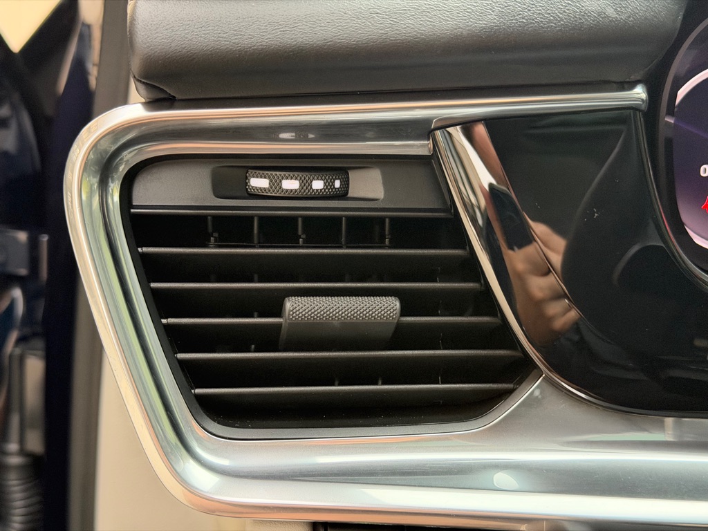 Photo 30 of this PORSCHE PANAMERA