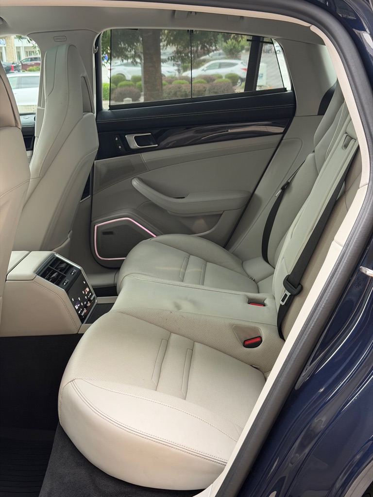 Photo 90 of this PORSCHE PANAMERA
