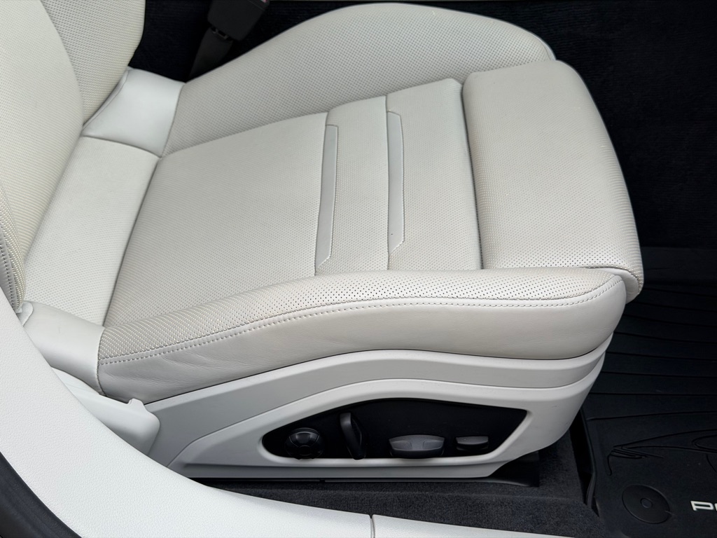 Photo 69 of this PORSCHE PANAMERA