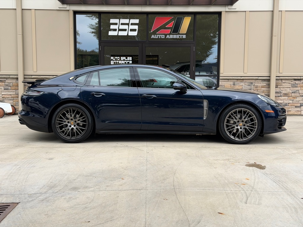 Photo 2 of this PORSCHE PANAMERA