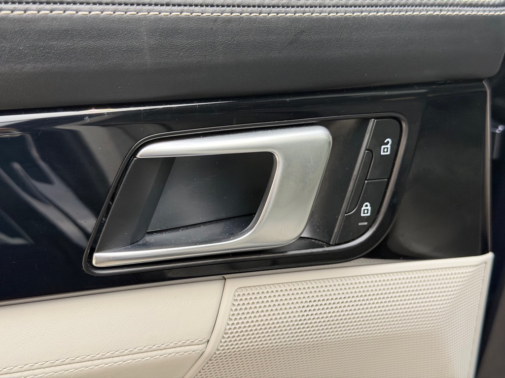 Photo 94 of this PORSCHE PANAMERA