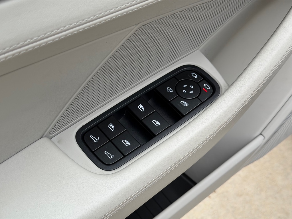 Photo 23 of this PORSCHE PANAMERA