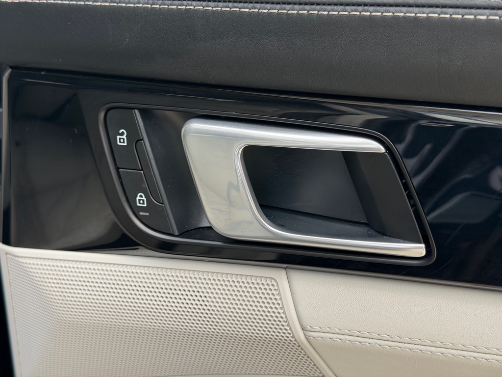 Photo 81 of this PORSCHE PANAMERA