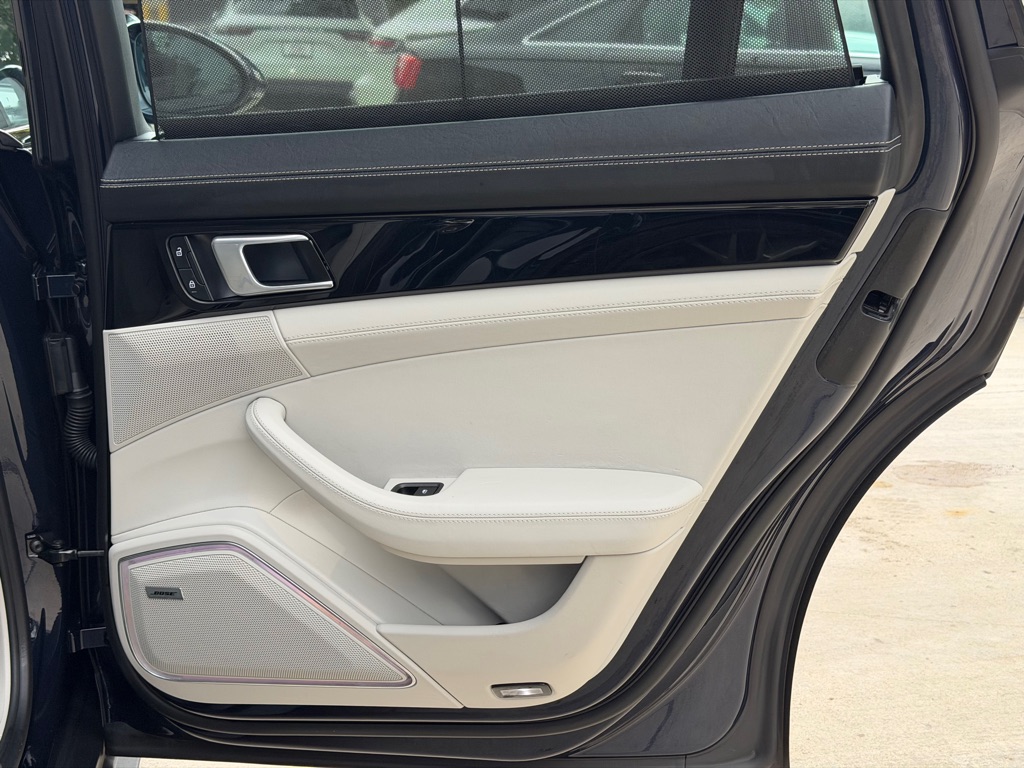 Photo 79 of this PORSCHE PANAMERA