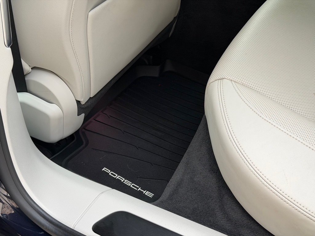 Photo 97 of this PORSCHE PANAMERA