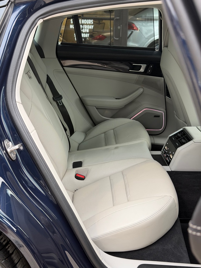 Photo 77 of this PORSCHE PANAMERA