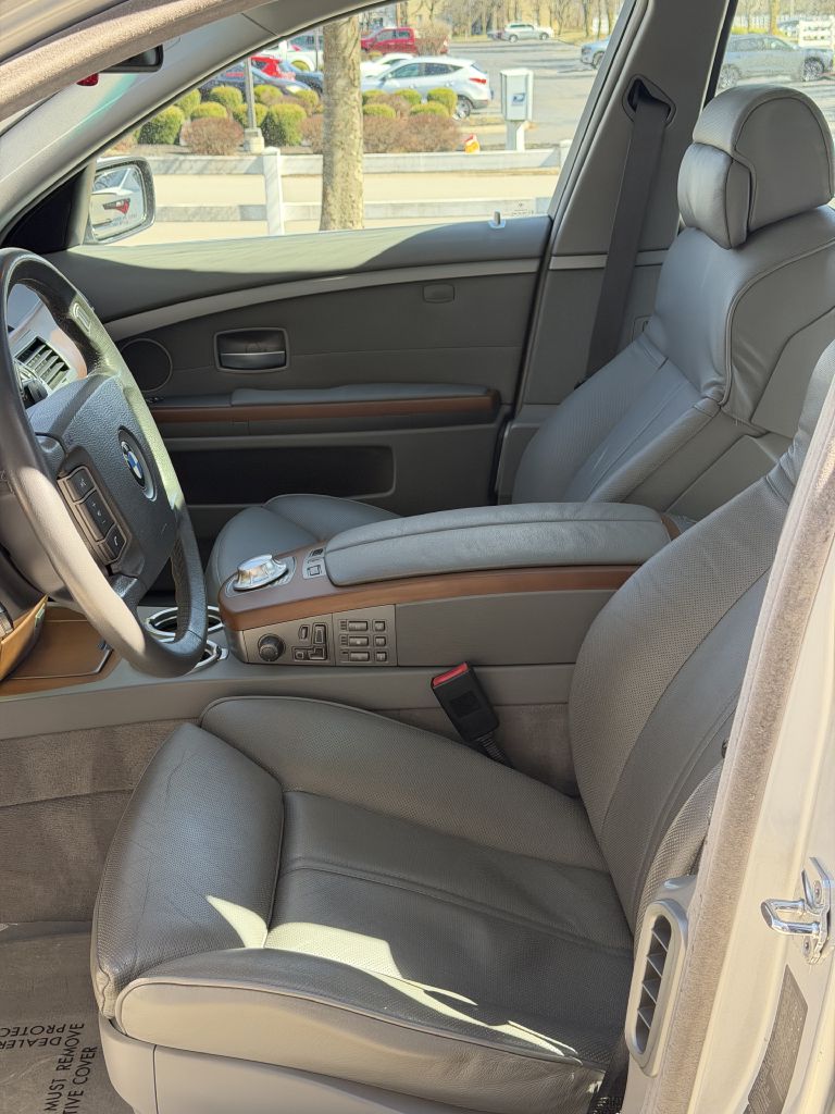 Photo 19 of this BMW 745