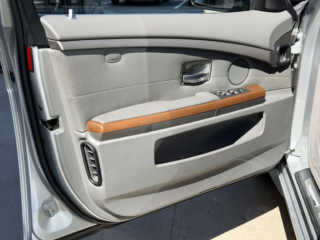 Photo 21 of this BMW 745
