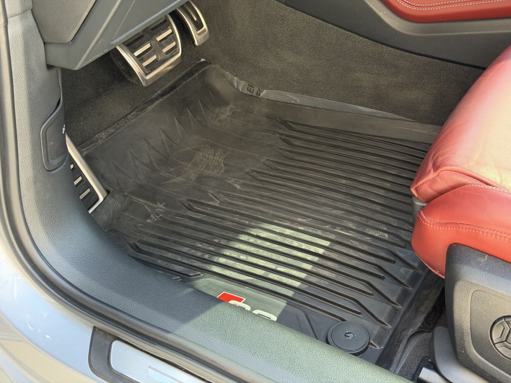 Photo 27 of this AUDI S6