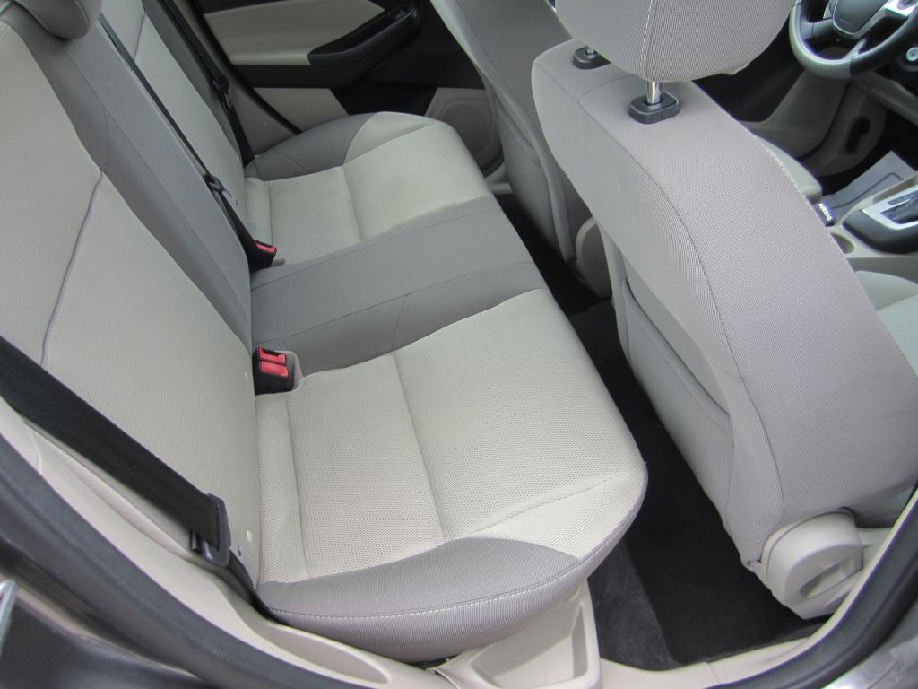 Photo 4 of this FORD FOCUS SE