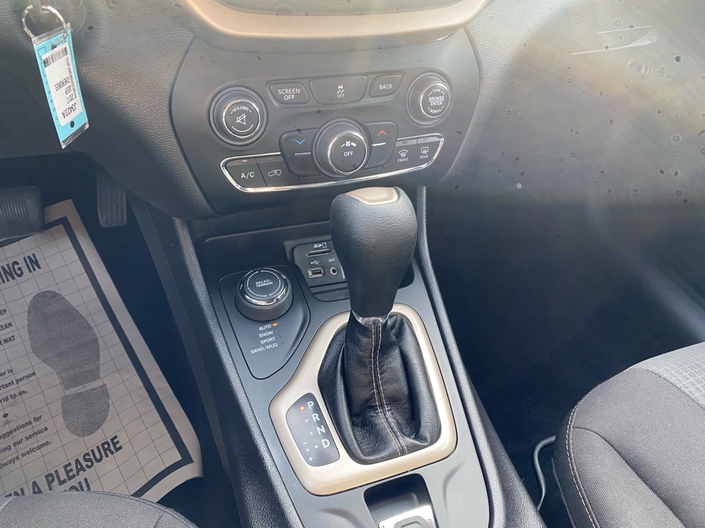 Photo 9 of this JEEP CHEROKEE
