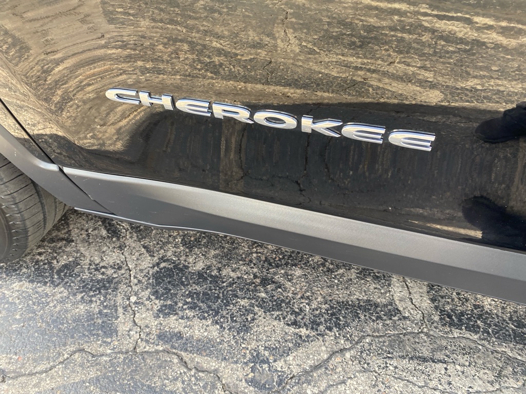 Photo 17 of this JEEP CHEROKEE