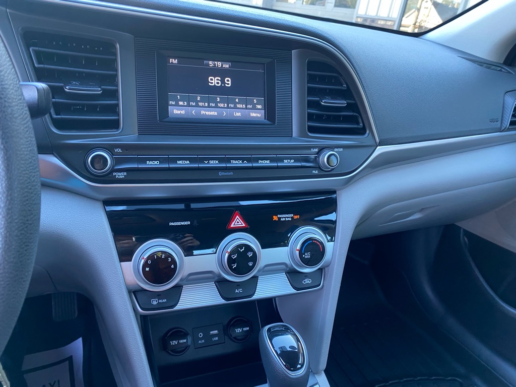 Photo 6 of this HYUNDAI ELANTRA