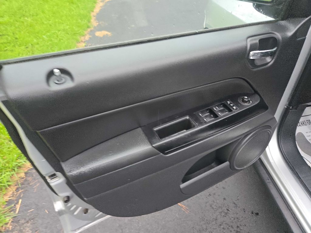 Photo 18 of this JEEP COMPASS