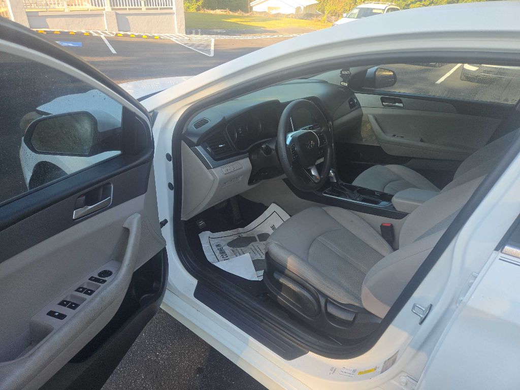 Photo 18 of this HYUNDAI SONATA