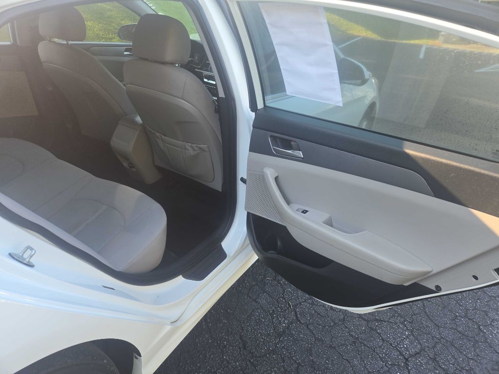Photo 9 of this HYUNDAI SONATA