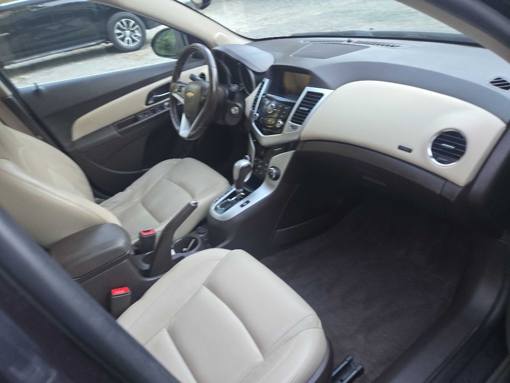 Photo 2 of this CHEVROLET CRUZE