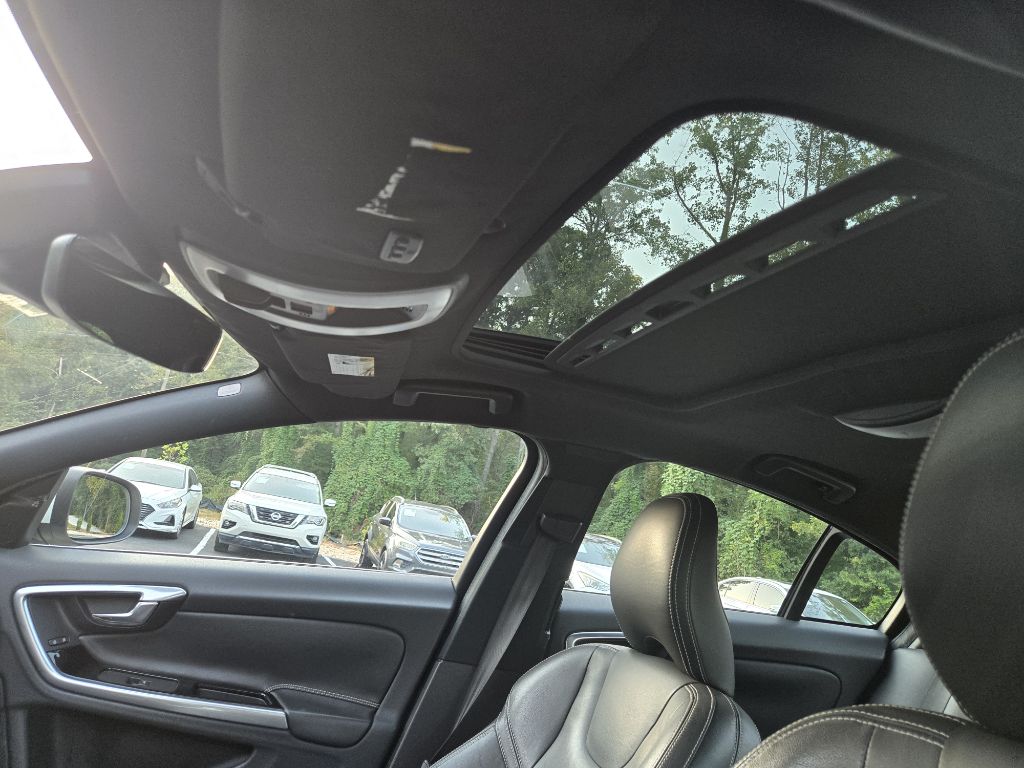 Photo 18 of this VOLVO S60