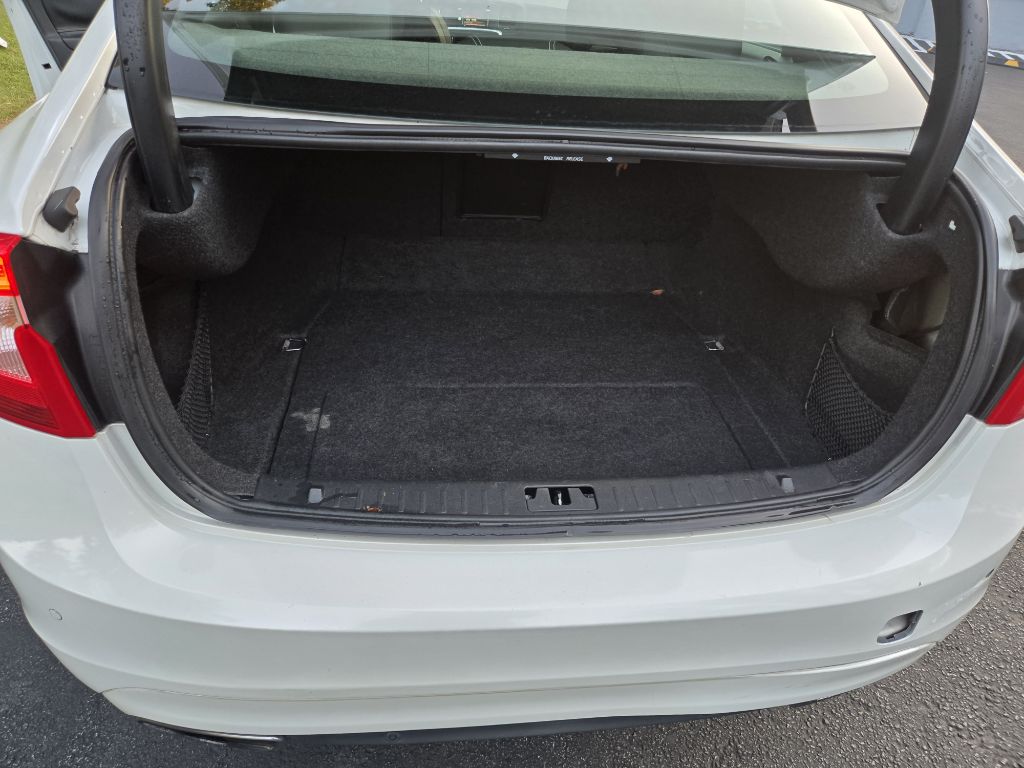 Photo 26 of this VOLVO S60