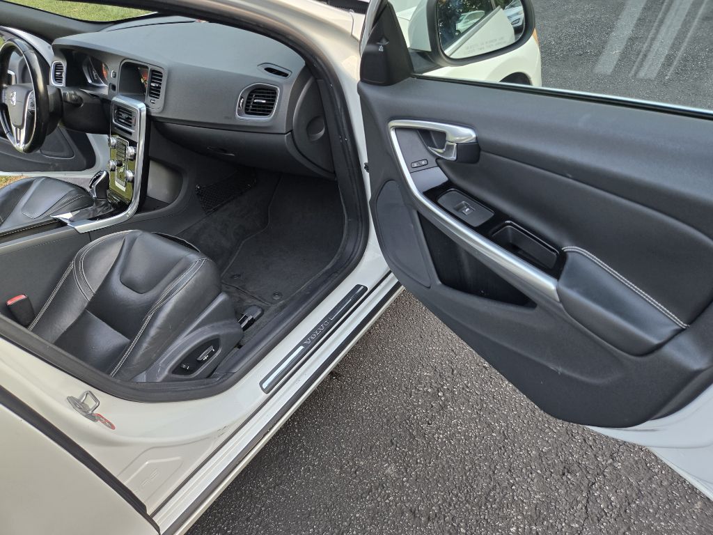 Photo 30 of this VOLVO S60