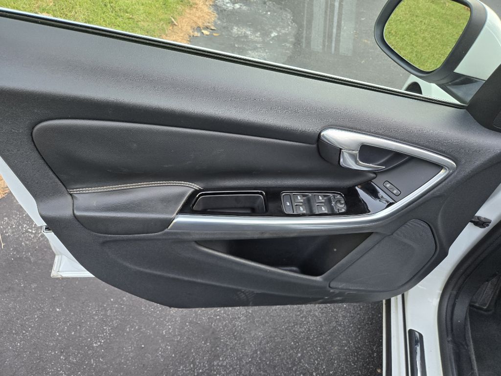 Photo 11 of this VOLVO S60