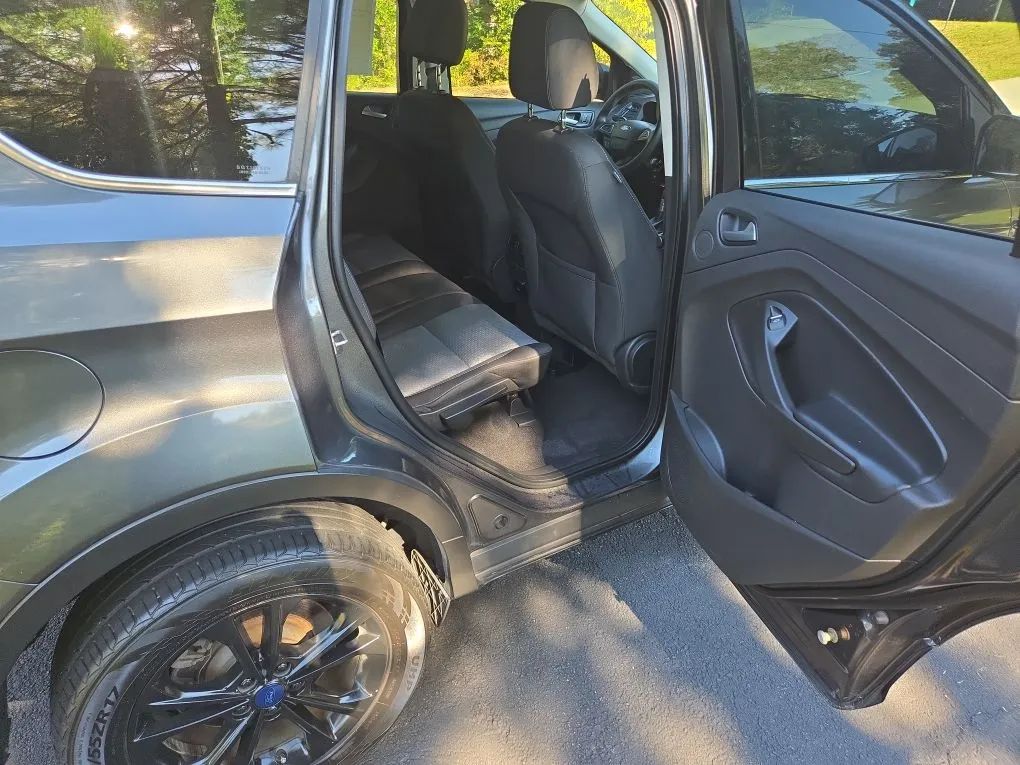 Photo 13 of this FORD ESCAPE