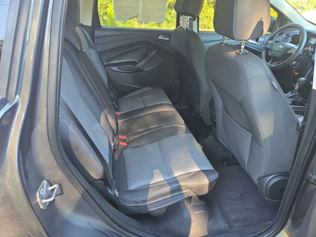 Photo 14 of this FORD ESCAPE