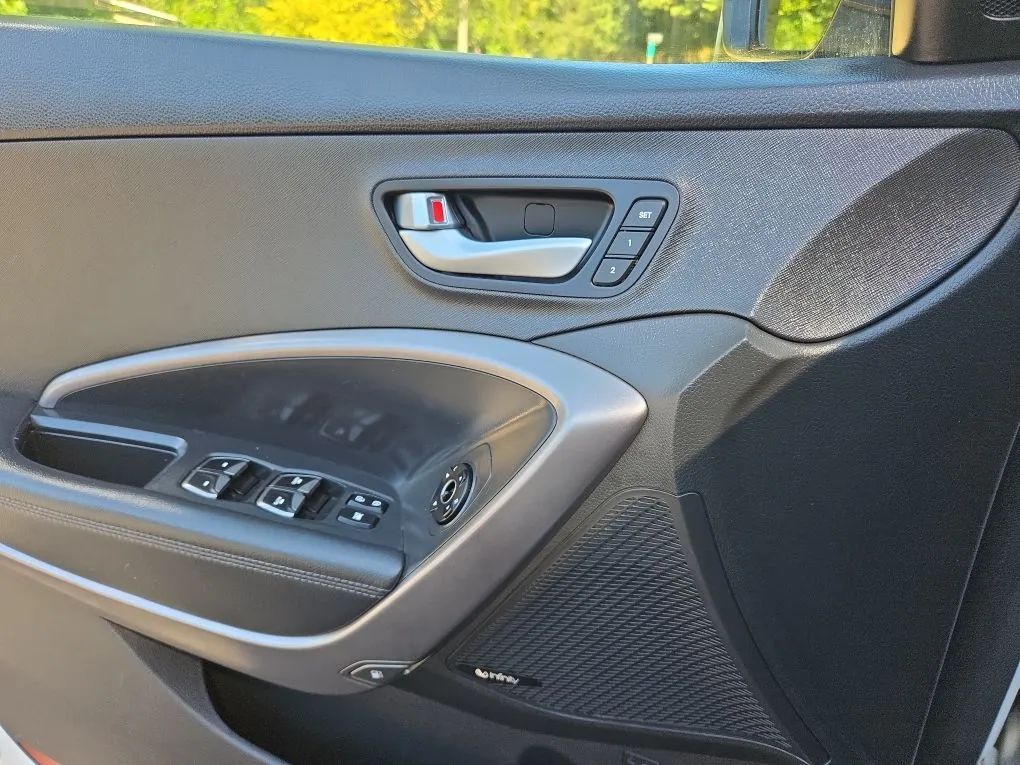 Photo 30 of this HYUNDAI SANTA FE SPORT