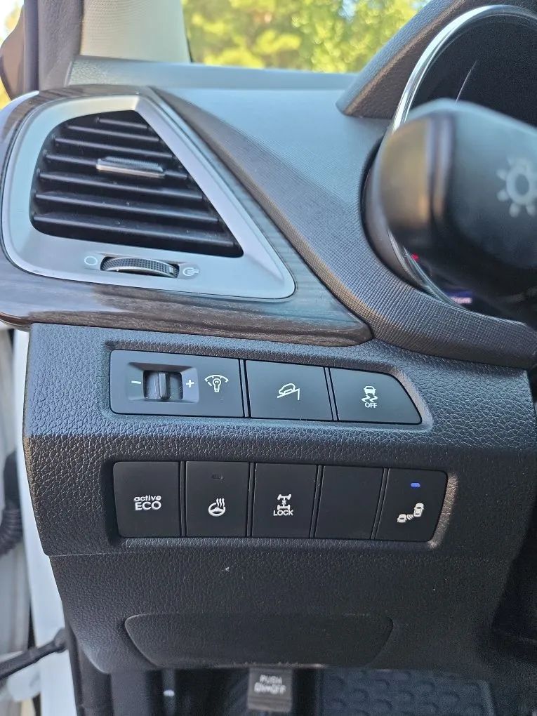 Photo 31 of this HYUNDAI SANTA FE SPORT