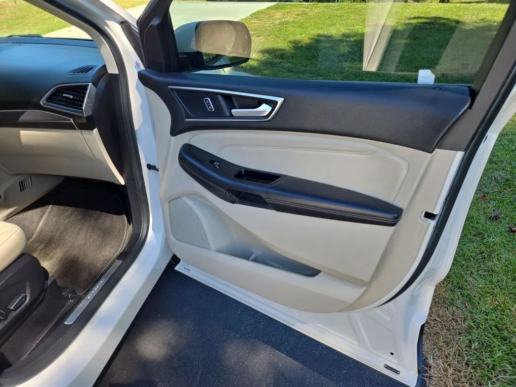 Photo 7 of this FORD EDGE