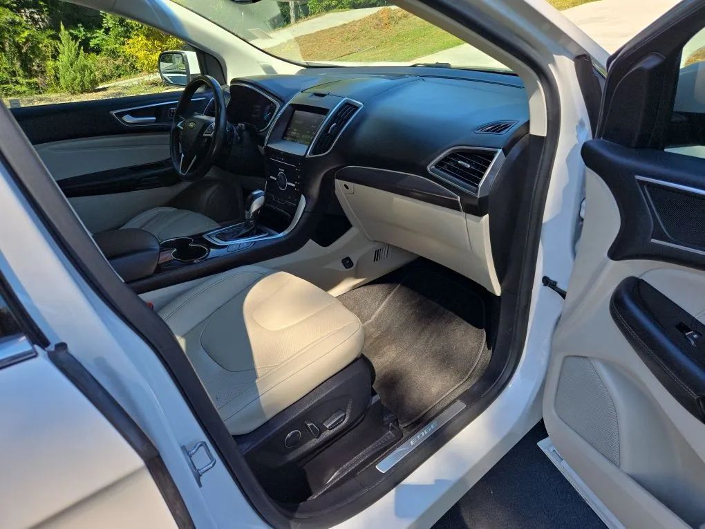 Photo 8 of this FORD EDGE
