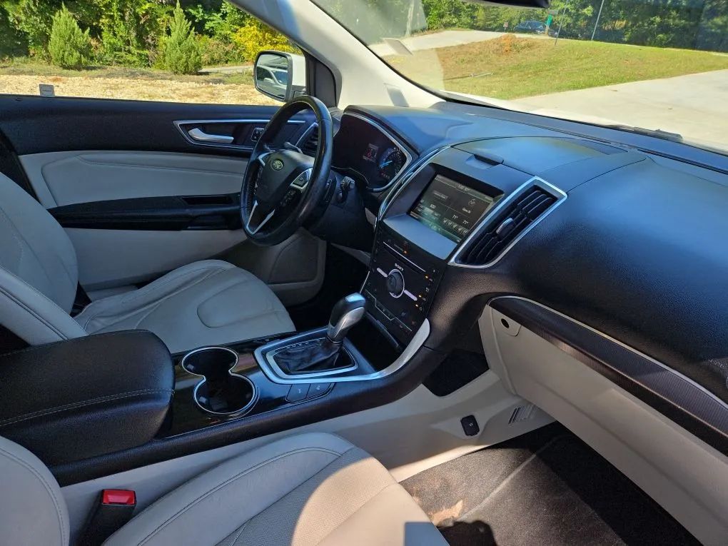 Photo 9 of this FORD EDGE