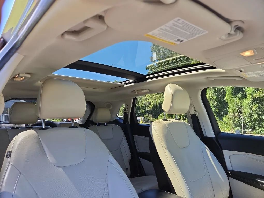 Photo 10 of this FORD EDGE