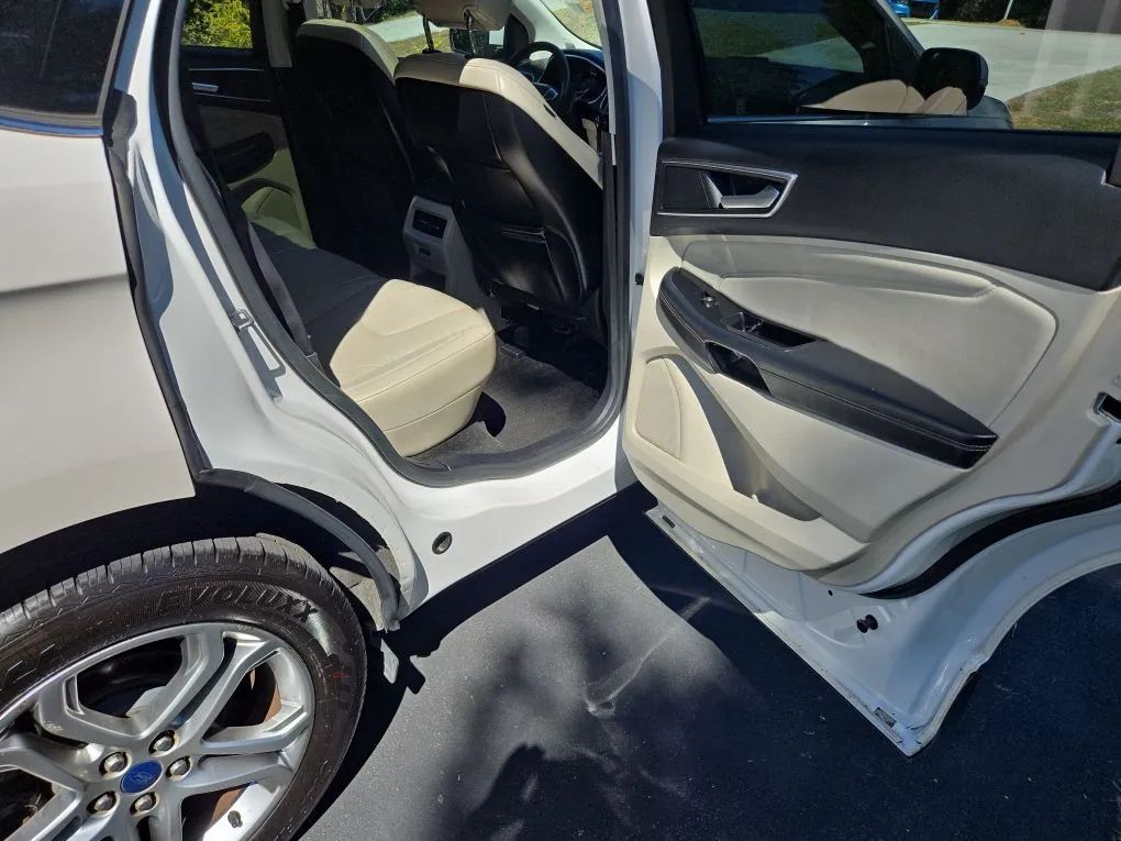 Photo 14 of this FORD EDGE