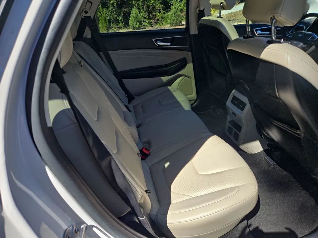 Photo 15 of this FORD EDGE