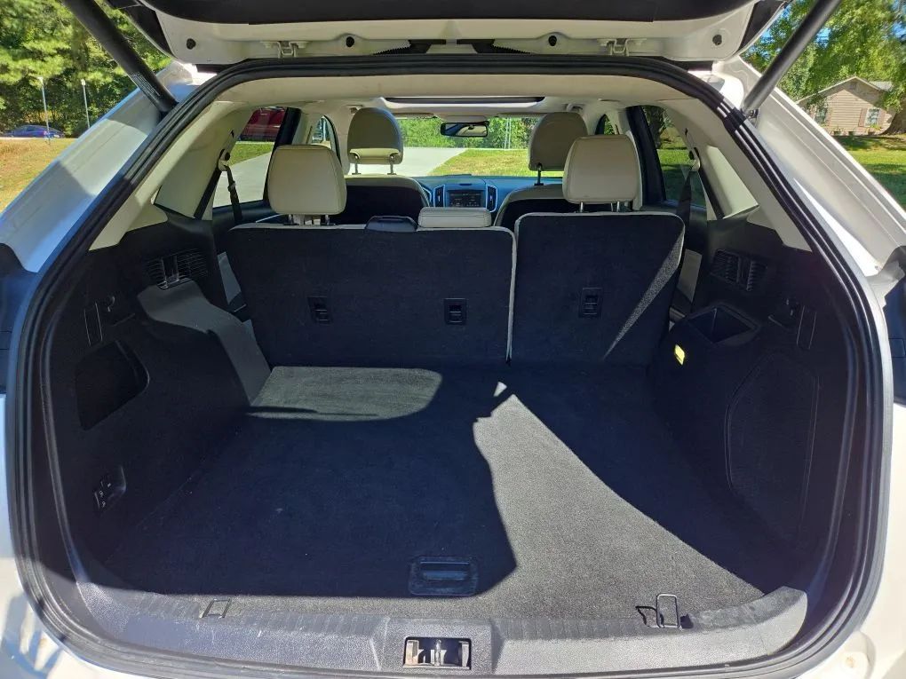 Photo 22 of this FORD EDGE