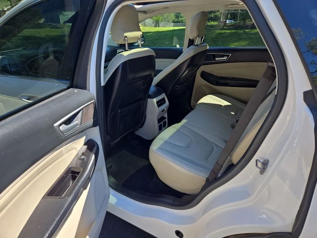 Photo 25 of this FORD EDGE