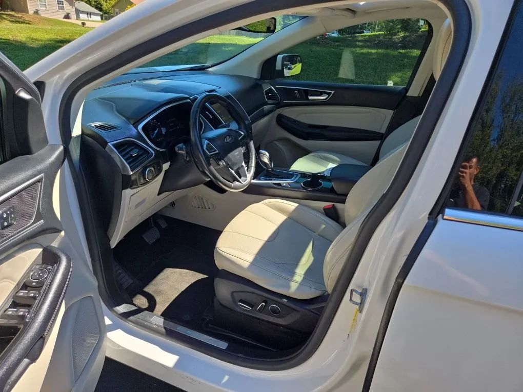 Photo 27 of this FORD EDGE