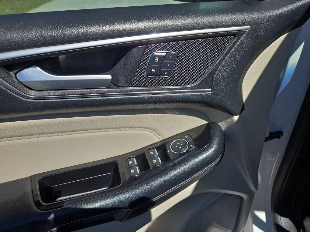 Photo 30 of this FORD EDGE