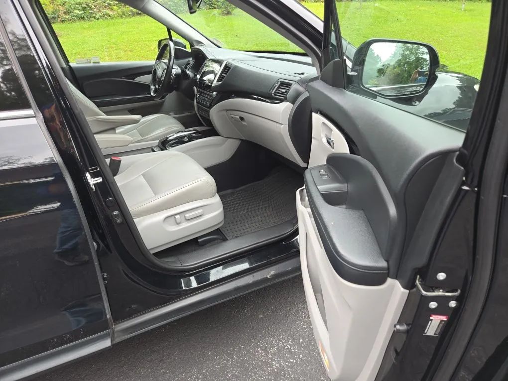 Photo 7 of this HONDA PILOT