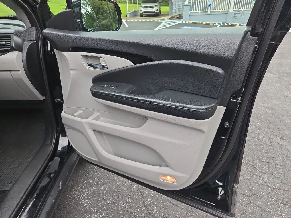 Photo 13 of this HONDA PILOT
