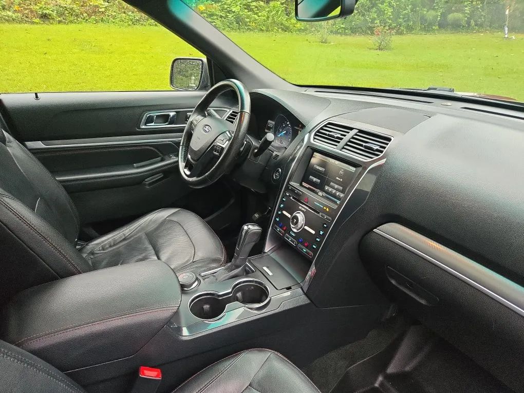 Photo 8 of this FORD EXPLORER