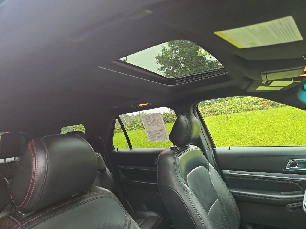 Photo 9 of this FORD EXPLORER