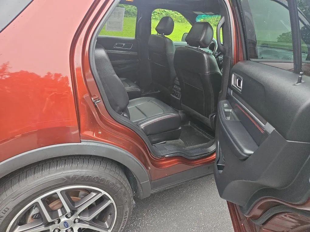 Photo 16 of this FORD EXPLORER