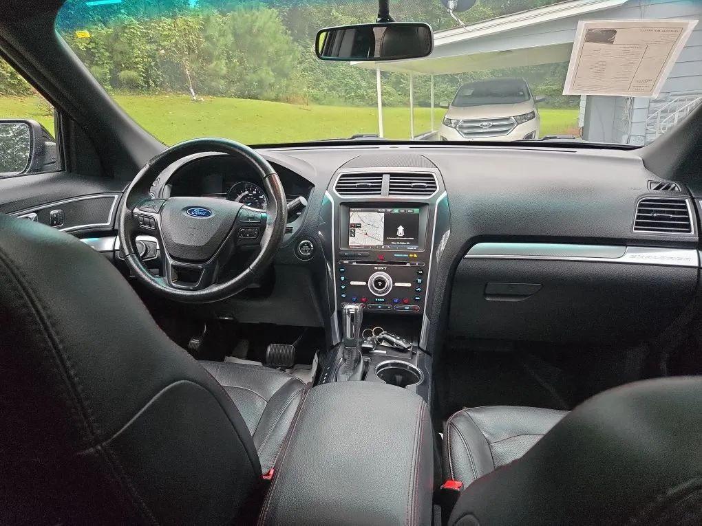 Photo 18 of this FORD EXPLORER