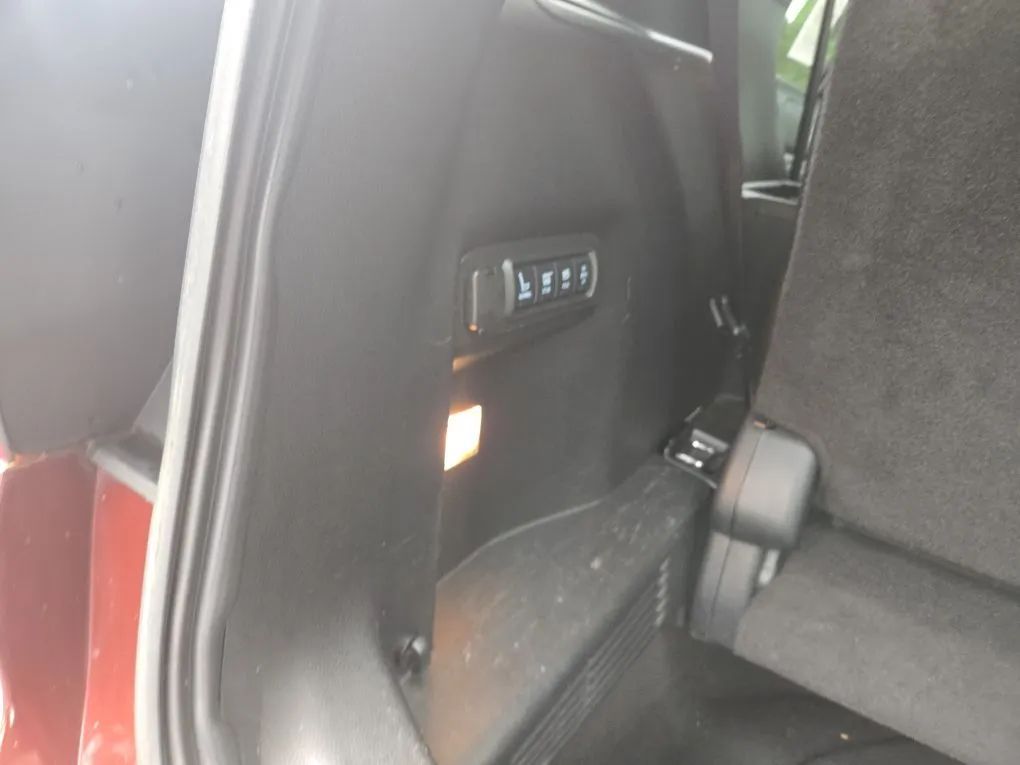 Photo 27 of this FORD EXPLORER